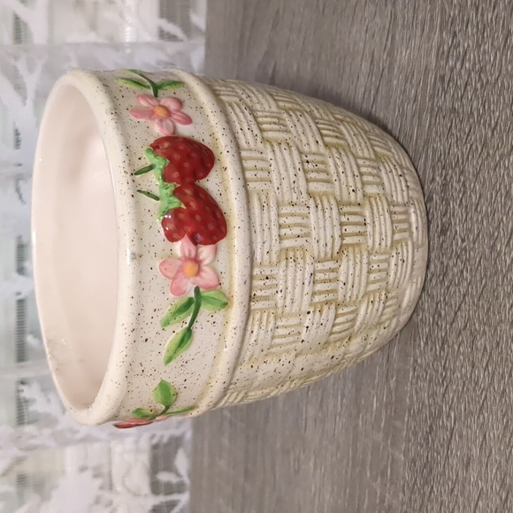 Strawberry & Floral Ceramic Planter 2009 - Picture 2 of 6